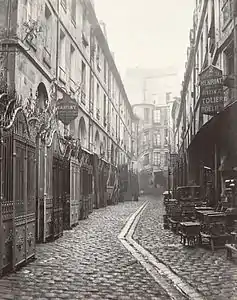 Les grilles alignées dans la cour, photographie de Charles Marville.