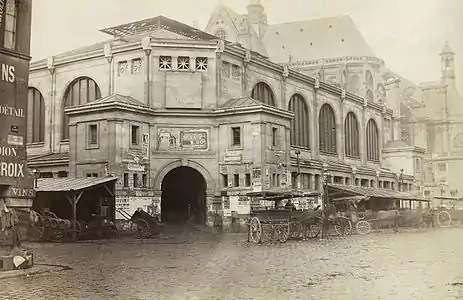 La pointe Saint-Eustache vue de la rue de la Tonnellerie en 1866. A gauche aperçu du premier pavillon mis en chantier en 1851 pour les nouvelles halles centrales et démoli dès 1866