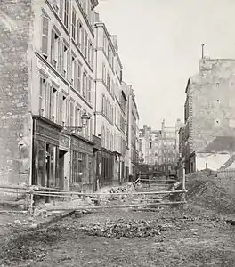 La rue Castex, vue depuis le boulevard Henri-IV, avec à gauche l'immeuble du 1, rue Castex.