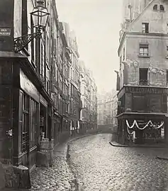 La rue au niveau de la rue des Déchargeurs vers 1853-1870 (photographie de Charles Marville).