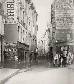La rue de Bièvre vue depuis le boulevard Saint-Germain, vers 1853 (photographie de Charles Marville).