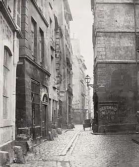 La rue des Marmousets, ruelle sombre et médiévale de l'île de la Cité, dans les années 1850, près de l'Hôtel-Dieu.