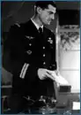 Un lieutenant-colonel debout dans un bureau, des documents à la main