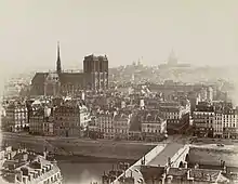 Sur cette photographie prise vers 1865, l'île de la Cité, vue depuis la tour Saint-Jacques, a encore sa physionomie antérieure à l'achèvement des grands travaux haussmanniens.