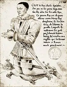 Le roi agenouillé sur un coussin, tête nue, épée à la ceinture, tourné vers la gauche.