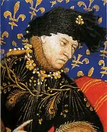 Portrait avec un chapeau et manteau noir et doré, sur un fond de fleurs de lys.