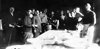 Prisonnier au camp allemand de Sczuczyn (Biélorussie), le capitaine de Gaulle sert la soupe à ses camarades, vers 1916-1917.