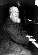 Photographie de Charles Gounod au piano.