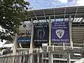 Affiches du PSG féminin, du Paris FC et du PUC sur la façade du stade.