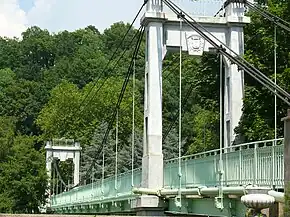 Vue de la passerelle avec la colline en arrière-plan.