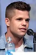 Charlie Carver interprète Huck.