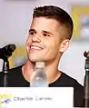 Charlie Carver interprète Ethan