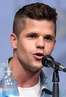 Charlie Carver dans le rôle d'Adam Carpenter.