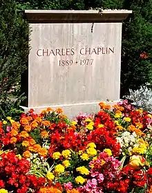 Photographie d'un caveau en pierre où est inscrit « Charles Chaplin 1889-1977"