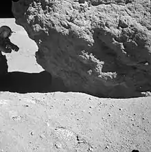 Charles Duke près de Shadow Rock (Apollo 16).