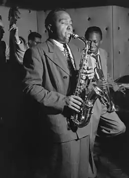 photo noir et blanc d'un Noir-Américain en train de jouer du saxophone
