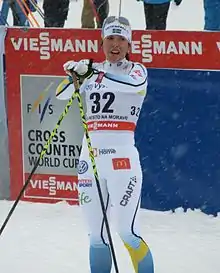 Skieuse de face, arrêtée, dans l'aire d'arrivée.