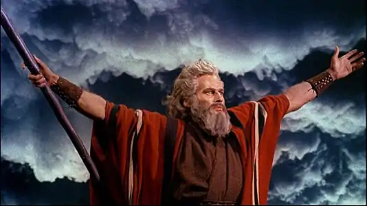 Charlton Heston, interprétant Moïse ouvrant les eaux de la mer Rouge.