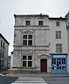 Vue de face sur la façade de la Maison des Loups en 2011