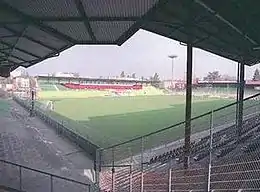 Vue de l'intérieur d'un stade depuis un quart-de-virage