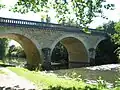 Vieux pont de Chârost au-dessus de l'Arnon (3 arches).