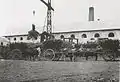 Le déchargement d'un charroi de cannes à sucre à la sucrerie de Beaufonds à la fin du XIXe siècle