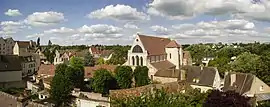 Devant la collégiale, l'alignement des maisons suit la courbe de l'amphithéâtre.