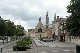 Église Sainte-Foy, vue depuis le boulevard Maurice-Viollette.