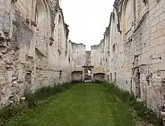 Photographie en couleurs d'une église ruinée vue de l'intérieur.