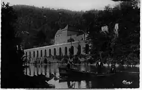 La chartreuse de Vaucluse, accessible uniquement par bac avant sa submersion par le lac de barrage , v. 1920.