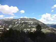 Montagne de Charvet, allongée, et sommet de Meunier qui se détache peu, à 1742 m d’altitude. Au-dessus de 1500 m d’altitude, le versant, exposé à l’ouest, est encore enneigé au début du mois d’avril