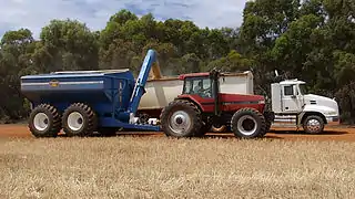 Pour les récoltes, l'utilisation d'un transbordeur bien chaussé sur le champ permet d'éviter la compaction qu'occasionneraient des camions routiers ou des bennes ordinaires.