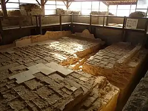 Première piscine chaude à l'ouest…