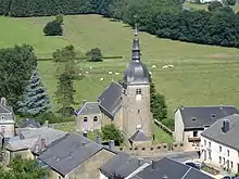 Église Saint-Martin de Chassepierre, presbytère, ruines du moulin, grottes et abords