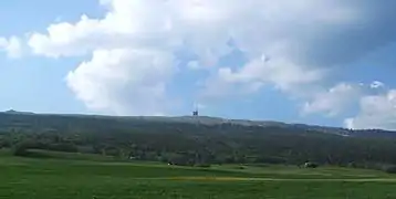 Versant sud du Chasseral, avec l'antenne de télécommunication au centre