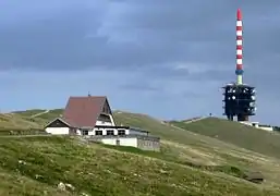 L’hôtel Chasseral et l'émetteur vu de l'ouest