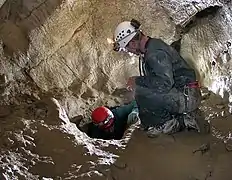 Étroiture au fond de la grotte du Chat, Daluis, Alpes-Maritimes, France.