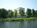 Le château vu depuis le bateau promenade Boëdic, voguant sur le canal de Caen à la mer.