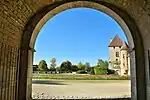 Vue de la cour d'honneur depuis le porche