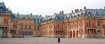 Le château de Versailles (cour de marbre)
