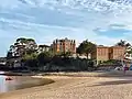 Le château et son parc vus depuis la plage du Bechet.