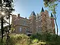 Façade sud à l’arrière du château avec, sur la gauche, l’extension construite en 1908.