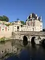 Vue d'ensemble Pavillon Béthune, porte du Carillon et pont enjambant les douves