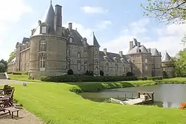 La façade orientale face au grand étang.