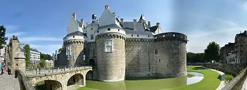 Entrée du Château entre les tours du Pied-de-Biche et de la Boulangerie.