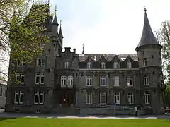 Le château communal de Nismes.