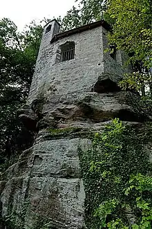 Chapelle du château féodal (en ruines) de Bruyères.