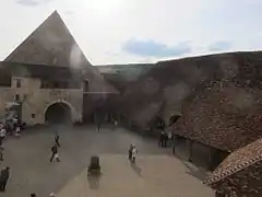 Cour intérieure, cellier, dortoir, et cuverie