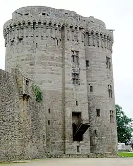 Pont-levis sans flèche basculant en se relevant par l'avant du château de Dinan