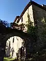 Vue de la façade principale et du porche du château.